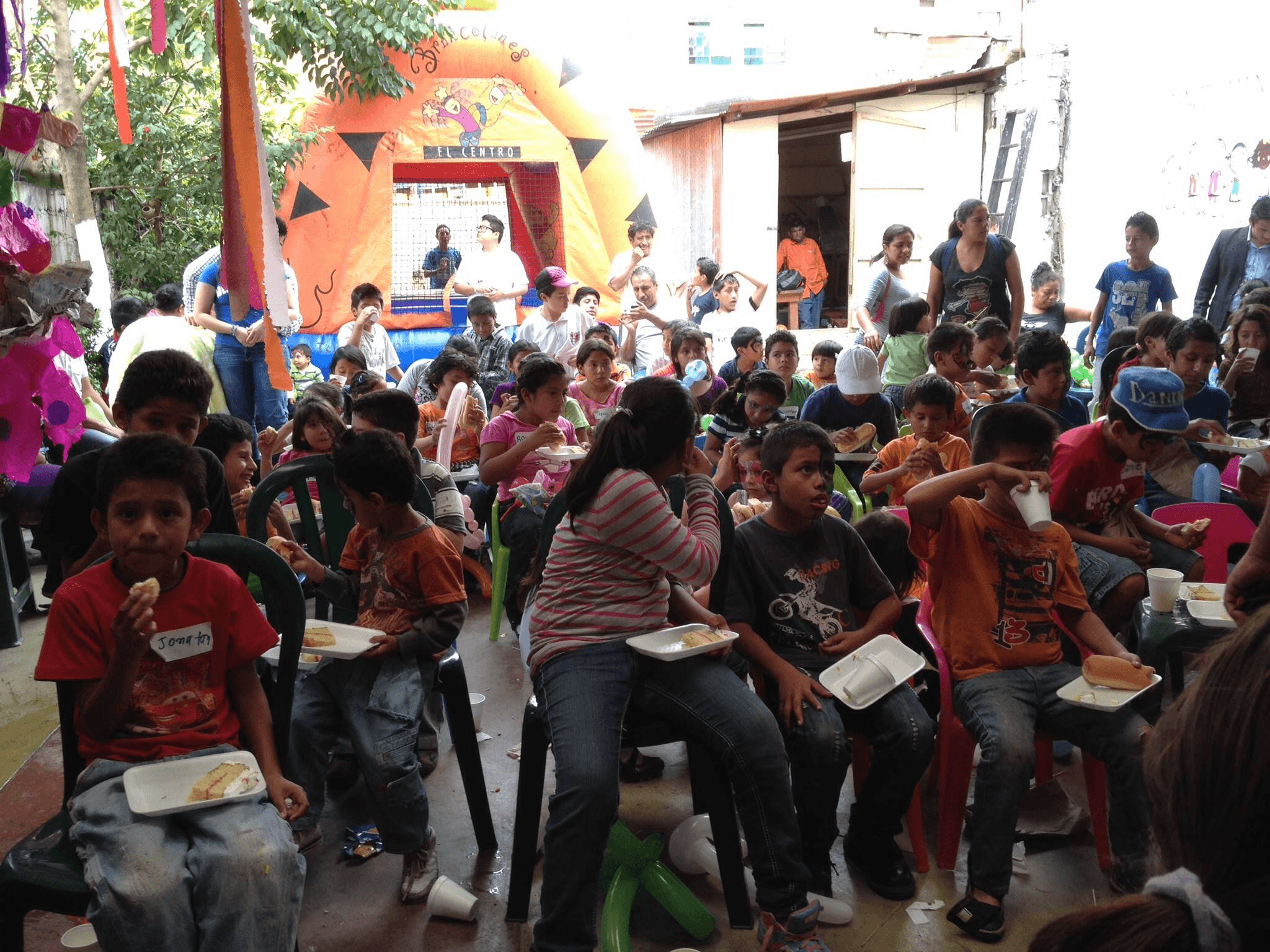 Niños en un evento comunitario de la fundación