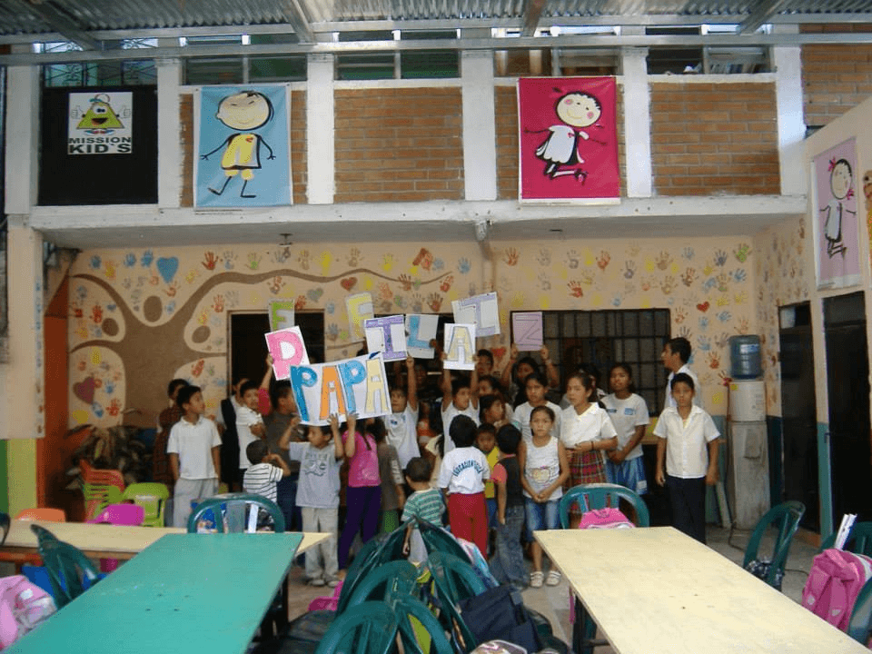 Niños celebrando el Día del Padre en la fundación