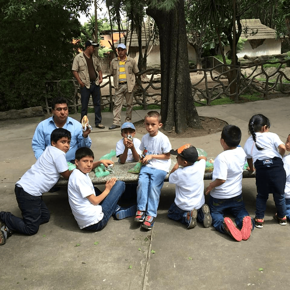 Niños y voluntarios durante una visita al zoológico